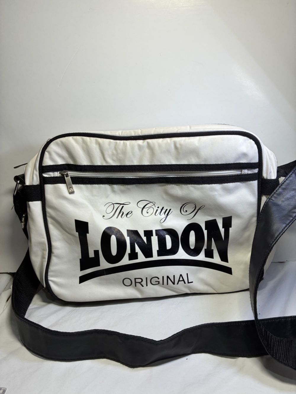 Robin Ruth "The City of London" original messenger bag black White
